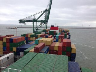 Maiden Call Alexander Von Humboldt in haven Zeebrugge: nog even de grootste