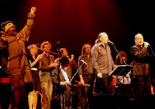 Vredes- en oorlogsliederen verstommen Stadsschouwburg